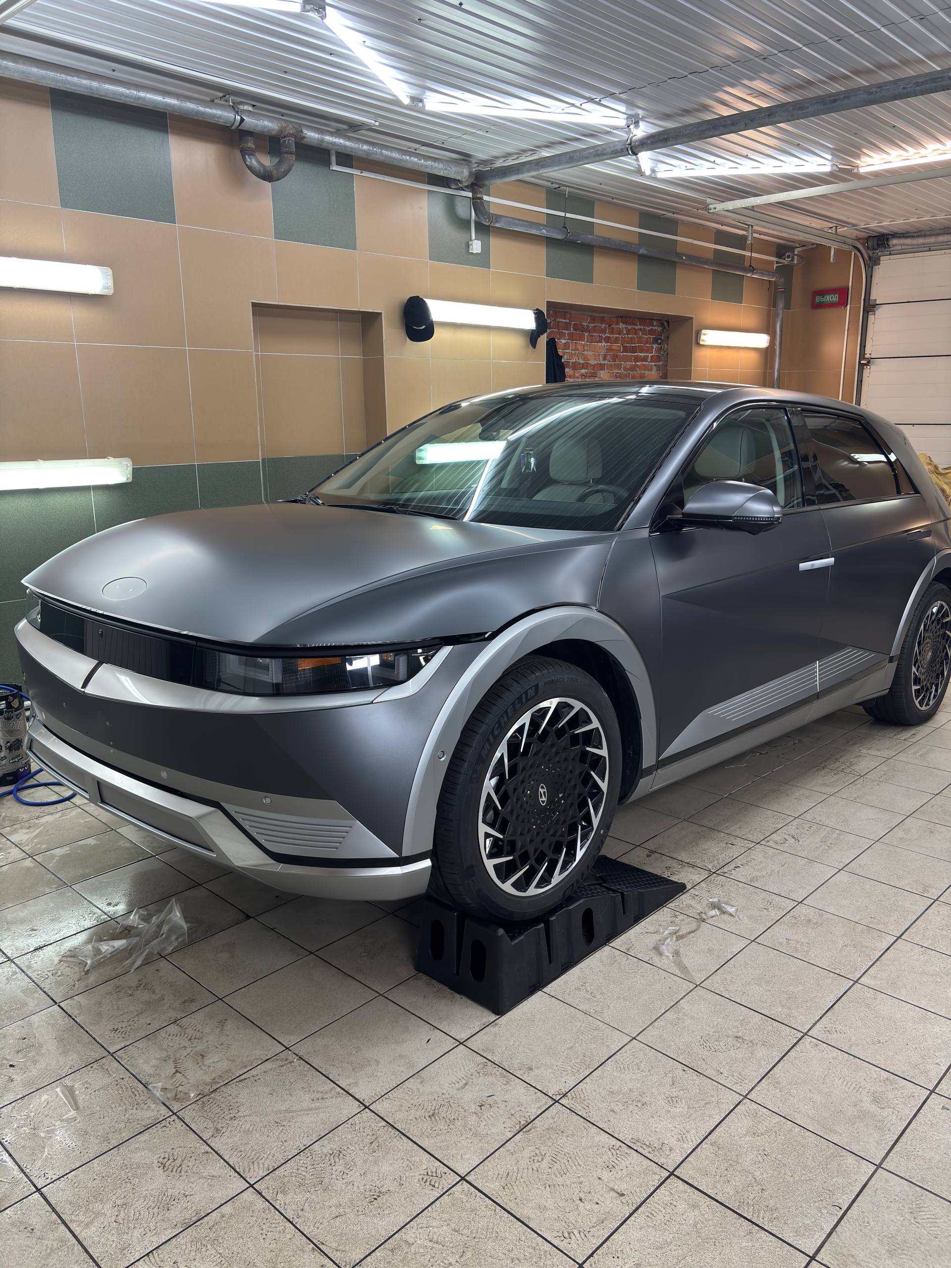 Оклейка Hyundai Ioniq матовой плёнкой Carlas XPPF с тонировкой, Гомель